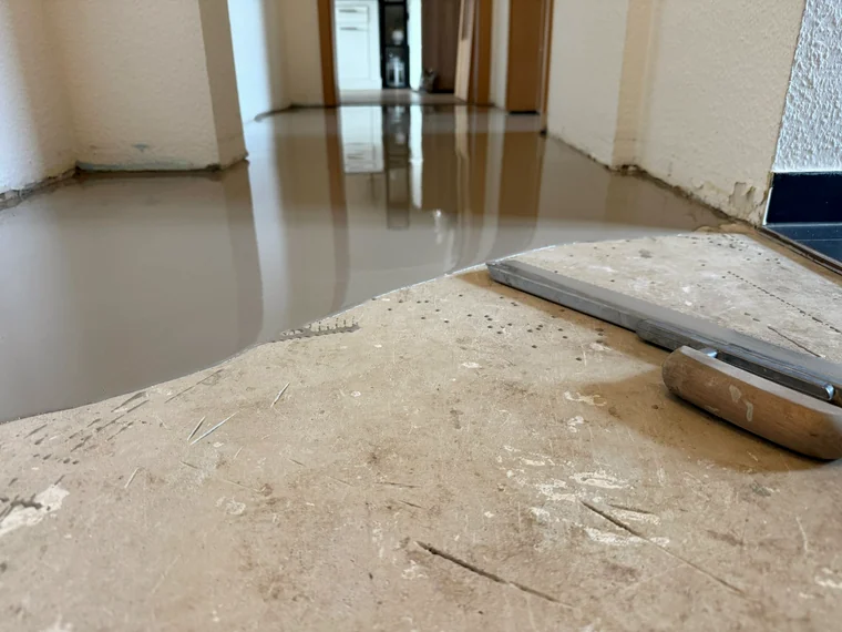 Frisch gegossener Fließestrich in einer Wohnung