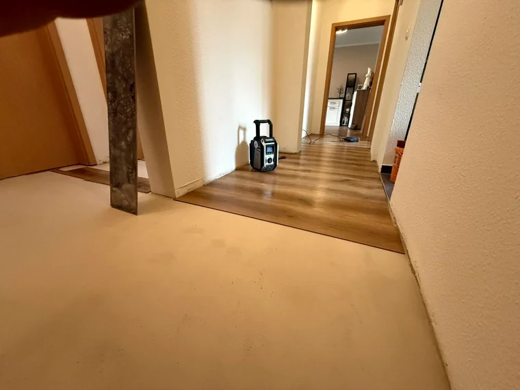Fertiger Estrich mit Blick auf frisch verlegtes Parkett