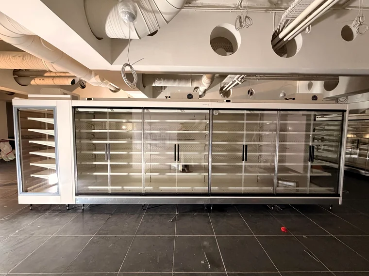 Fertig aufgebaute Kühlmöbelanlage mit Glastüren