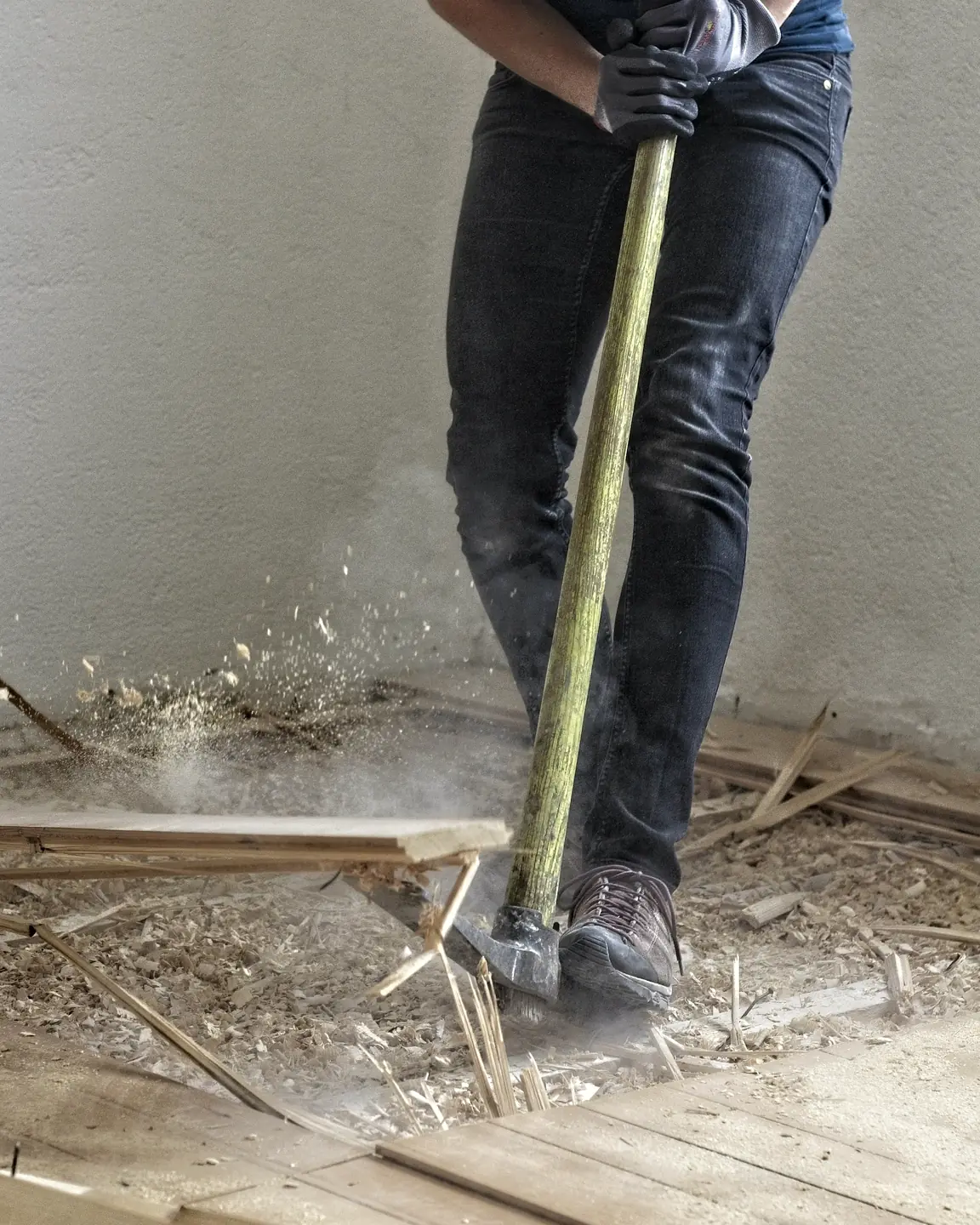Rückbau eines Dielenbodens mit der Kreuzhacke